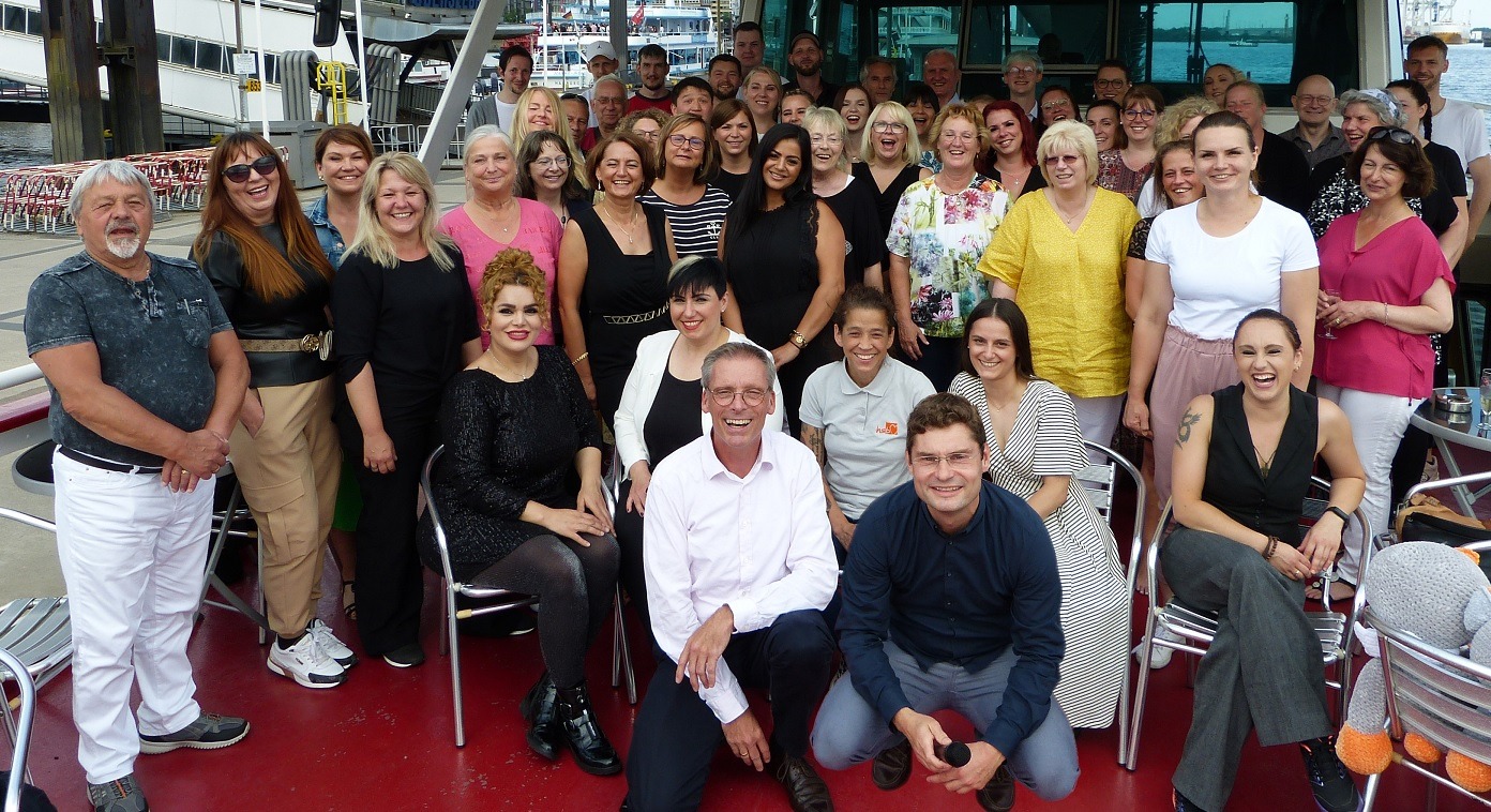 Gäste der 40jahr Feier im Hamburger Hafen